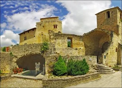 Rendons nous maintenant dans la Drôme pour visiter Le Poët-Laval, au milieu des lavandes et plantes aromatiques, quel est l'ordre qui est à l'origine de ce charmant village ?