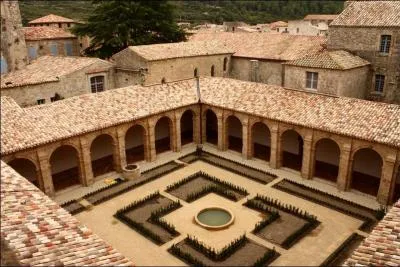 A Lagrasse dans l'Aude, où la vigne se mêle aux garrigues odorantes, un pont traversant l'Orbieu permet de rejoindre une abbaye, comment se nomme-t-elle ?