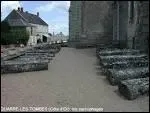 Où se trouve Quarré-les-Tombes, commune bourguignonne, dont l'église Saint-Georges est entourée de 115 sarcophages en pierre ?