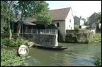 Le moulin de la Bruère, près de La Flèche, a été construit au XIVe siècle. Au XIXe il y avait trois moulins, un seul subsiste. Sur quel cours d'eau a-t-il été installé ?