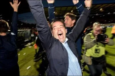 L'entraîneur de football, Stéphane Moulin, vient d'accéder à la Ligue 1 avec le SCO d'Angers. Où a-t-il commencé sa carrière d'entraîneur ?