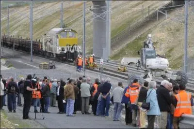 La pose des rails de la LGV a eu lieu cette semaine à Poitiers devant le public. Combien chaque rail mesure et pèse-t-il ?