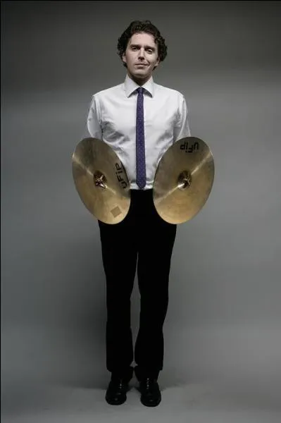 Alex Vizorek ouvre samedi la saison du Pressoir, salle culturelle de Chiré-en-Montreuil. Sur quelle radio officie cet humoriste belge ?