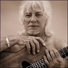 De quelle couleur est le cheval dont parle Hugues Aufray dans sa chanson "Stewball" ?