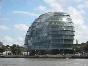 Que contient le City Hall au rez-de-chaussée ?