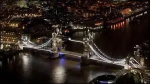 Qui a construit le Tower Bridge ?