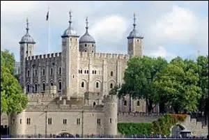 La Tour Blanche est située sur la rive ... de la Tamise.