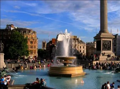 Que trouve-t-on à Trafalgar Square ?