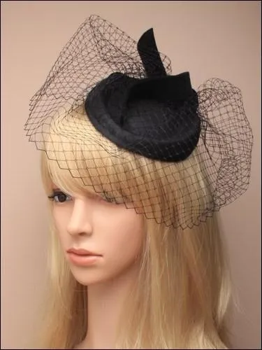 ' Il désigne tous les petits chapeaux portés sur un chignon. Puis il désigne dans les années 1970 un petit chapeau féminin sans bord.