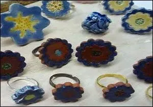 Et « qui » peut être pacotille, camelote, affûtiaux.