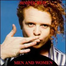 Simply RED est un groupe originaire de Manchester. Quel est le nom du stade où joue Manchester United ?