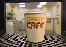 Cette phrase est-elle correcte : L'usager de la machine à café est collé au bouton « café court serré, sans sucre ».