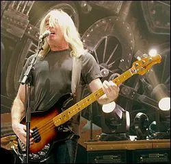 C'est le bassiste du groupe. Comment s'appelle-t-il ?