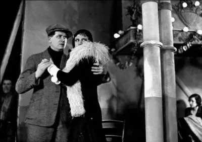 Qui interprète la chanson du film "Sous les toits de Paris" ?