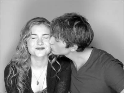 Comment s'appellent les acteurs qui jouent le rôle des meilleurs amis de Chloe ?