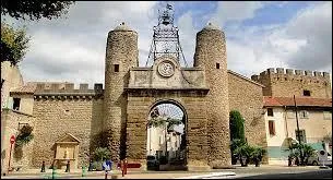 Nous partons à Camaret-sur-Aigues. Ville Vauclusienne, elle se situe en région ...