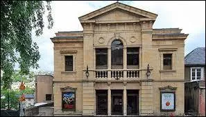 1900-2015 - De Mistinguett à Carla Bruni... Quel est cet ancien théâtre situé au pied de la Butte Montmartre qui a su s'adapter et proposer des manifestations très en vogue comme l'enregistrement de l'émission Nouvelle Star et l'accueil de la compétition des Nations Wars ?