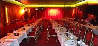 1960-2015 - Restaurant et bar de nuit pour commencer, cette adresse "confidentielle" située rue des Martyrs développera un nouveau concept appelé cabaret-spectacle. Quel est cet endroit si singulier où le play-back fait partie intégrante des artistes travestis imitant les stars du show-business ?