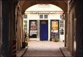 Le Café de la Gare a vu le jour en 1968. Quels ont été les fondateurs de ce café théâtre parisien dont la renommée court encore aujourd'hui ?