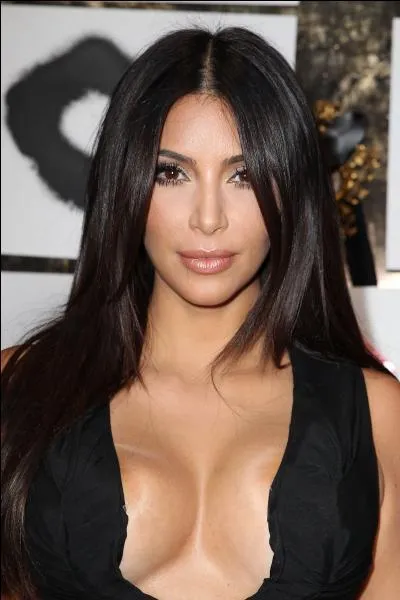 Kim Kardashian a adopté une nouvelle crinière en 2015. Auparavant, ses cheveux étaient bruns. Quelle couleur KimK a-t-elle osée ?
