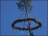 Que faisait-on, selon la tradition, devant la porte d'une jeune fille pour l'honorer ?