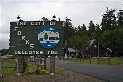Combien y a-t-il d'habitants dans la bourgade de Forks ?