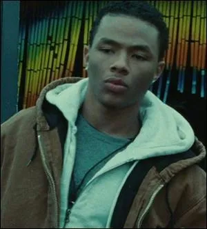 Que dit Tyler pour la première fois à Bella quand celle-ci arrive au lycée pour son premier jour ?