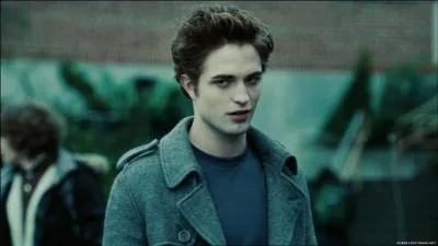 De quelle couleur sont les yeux d'Edward quand Bella le rencontre pour la première fois ?