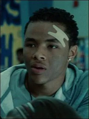 Qui sauve Bella de "l'accident" provoqué par Tyler ?