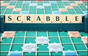 Combien de cases composent le plateau de jeu du Scrabble ?