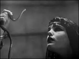 Selon la légende, quelle reine d'Egypte se serait donnée la mort en se faisant volontairement mordre par un serpent venimeux ?