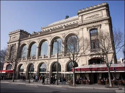 Quelle est la particularité du mythique théâtre du Châtelet, à Paris, édifié entre 1860 et 1862 à la demande du Baron Haussmann ? Il fut longtemps renommé comme le temple de l'opérette.