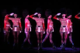 En rez-de-chaussée, au sein même d'anciennes caves d'un immeuble bourgeois, cet établissement était à son origine de style western et représentait un saloon des années 1870. Quel est ce haut lieu parisien situé dans le 8e à Paris ?