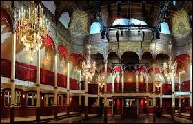 Dernier vestige architectural, à Paris, qui rythmait la vie parisienne du XIXe. Connu en 1812 sous le nom de son propriétaire "le Bal Dourlans", comment s'appelle aujourd'hui ce lieu stratégique qui accompagne les plus belles heures de la modernité à Paris ?