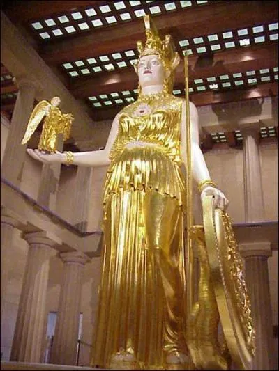 Qui amène l'Athéna Parthénos à la Colonie des Sang-Mêlés ?