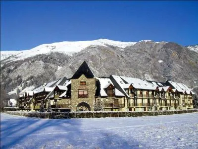 Quelle skieuse française est née dans la station de Saint-Lary-Soulan dans les Hautes-Pyrénées, où vous pourrez visiter la maison de l'Ours ?