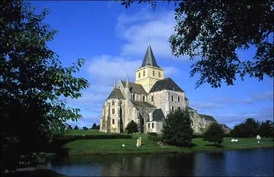 Quelle est cette église abbatiale à l'admirable abside romane visible dans le département de la Manche ?