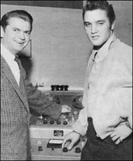 Qui est avec Elvis sur cette photo et où sont-ils ?
