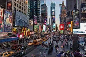Combien de personnes (environ) se croisent chaque jour à Times Square ?