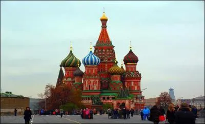 Sur quelle place célèbre de Moscou se trouve la magnifique cathédrale de Saint Basile ?