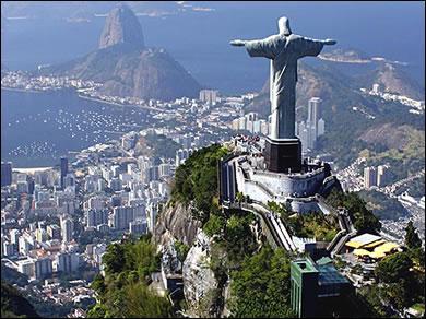 Ce mont, appelé le Corcovado, situé à Rio de Janeiro, est surmonté par une statue qui est celle du...