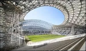 Il est celui qui a la plus grande capacité et se trouve dans la cité phocéenne, c'est le stade :