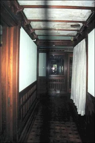 La maison de Sarah Winchester est devenue un lieu touristique. Elle a gardé ses particularités. Que contient-elle entre autres (3 réponses) ?