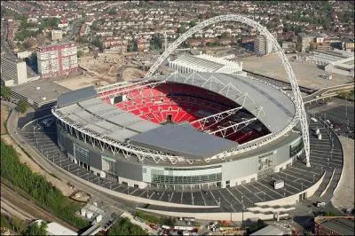 Je me trouve au Royaume-Uni et j'ai déjà accueilli plusieurs finales de Ligue des champions. Je suis :
