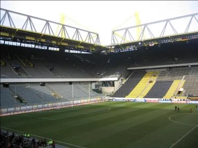 Je suis un stade avec une impressionnante tribune de 24 454 places, c'est la "Südtribüne". La tribune sud en français. Je me trouve dans la ville de Dortmund, en Allemagne. Je suis :
