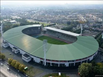 Je suis un stade de 50 000 places situé dans la capitale belge. Je porte le nom d'un roi. Je suis :