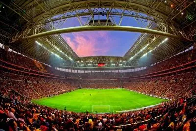 Je suis le stade de football du club de Galatasaray SK. Je me trouve dans la ville d'Istanbul, en Turquie. Je suis :