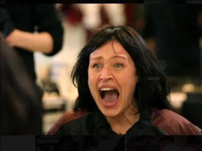 Dans quel épisode *** a-t-elle les cheveux de couleur noire ?