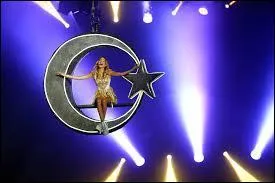 Sur cette photo, Violetta chante :