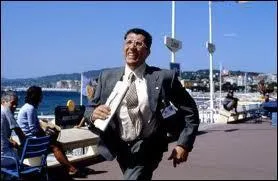 Qu'est-ce qui handicape Serge dans la course-poursuite avec le serial killer (le tueur en série, quoi) ?